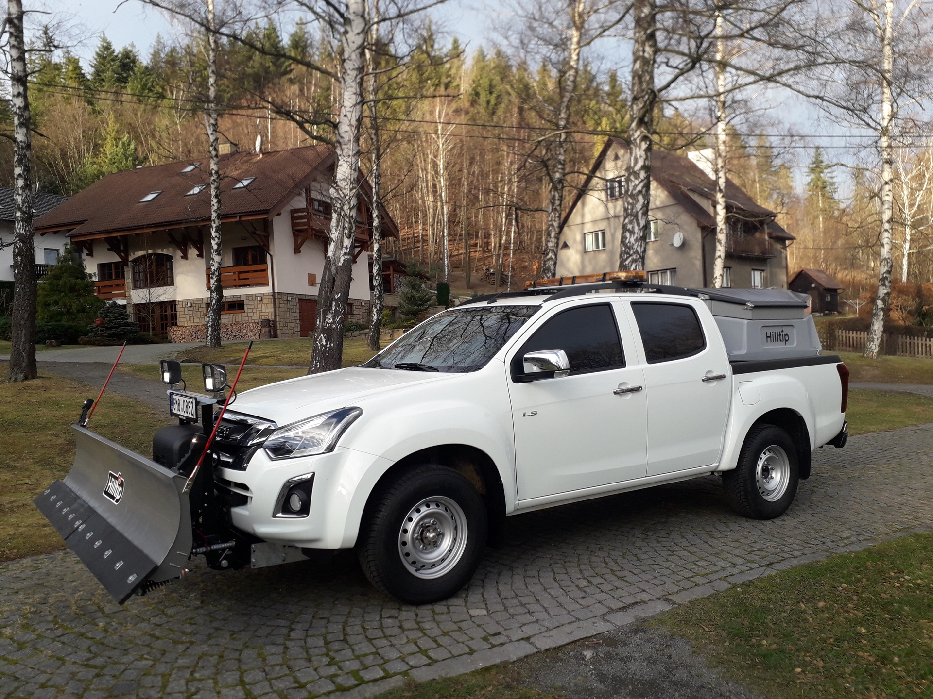 Isuzu-D-max-s-Hilltip-rozmetadlem-a-pluhem-(1).jpg