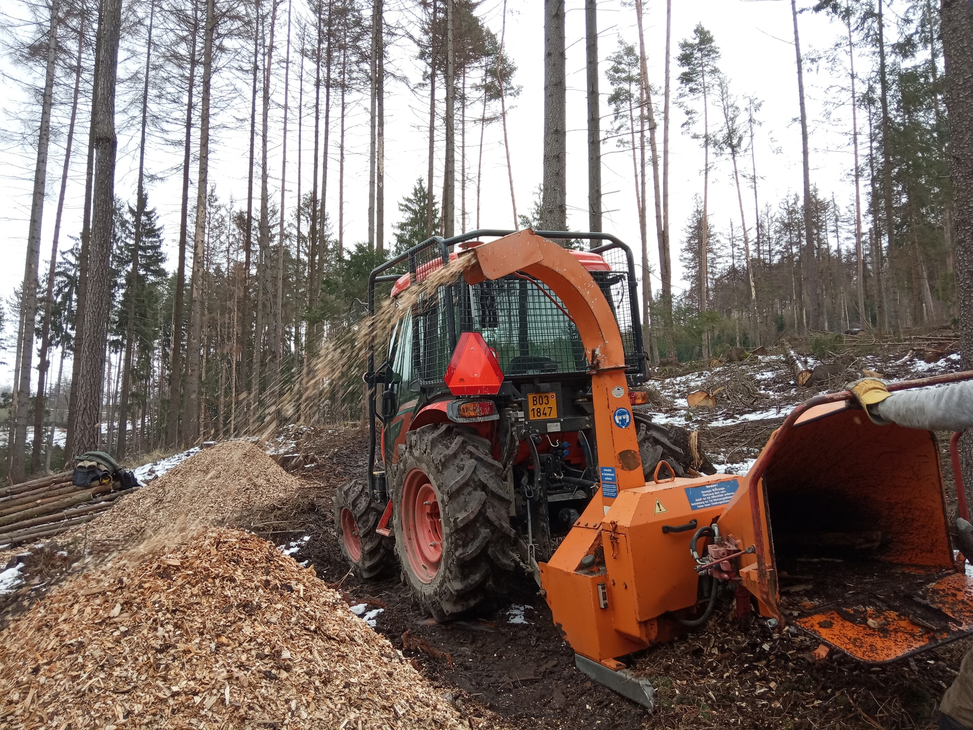 Traktor-do-lesa-DK5010-forest.jpg