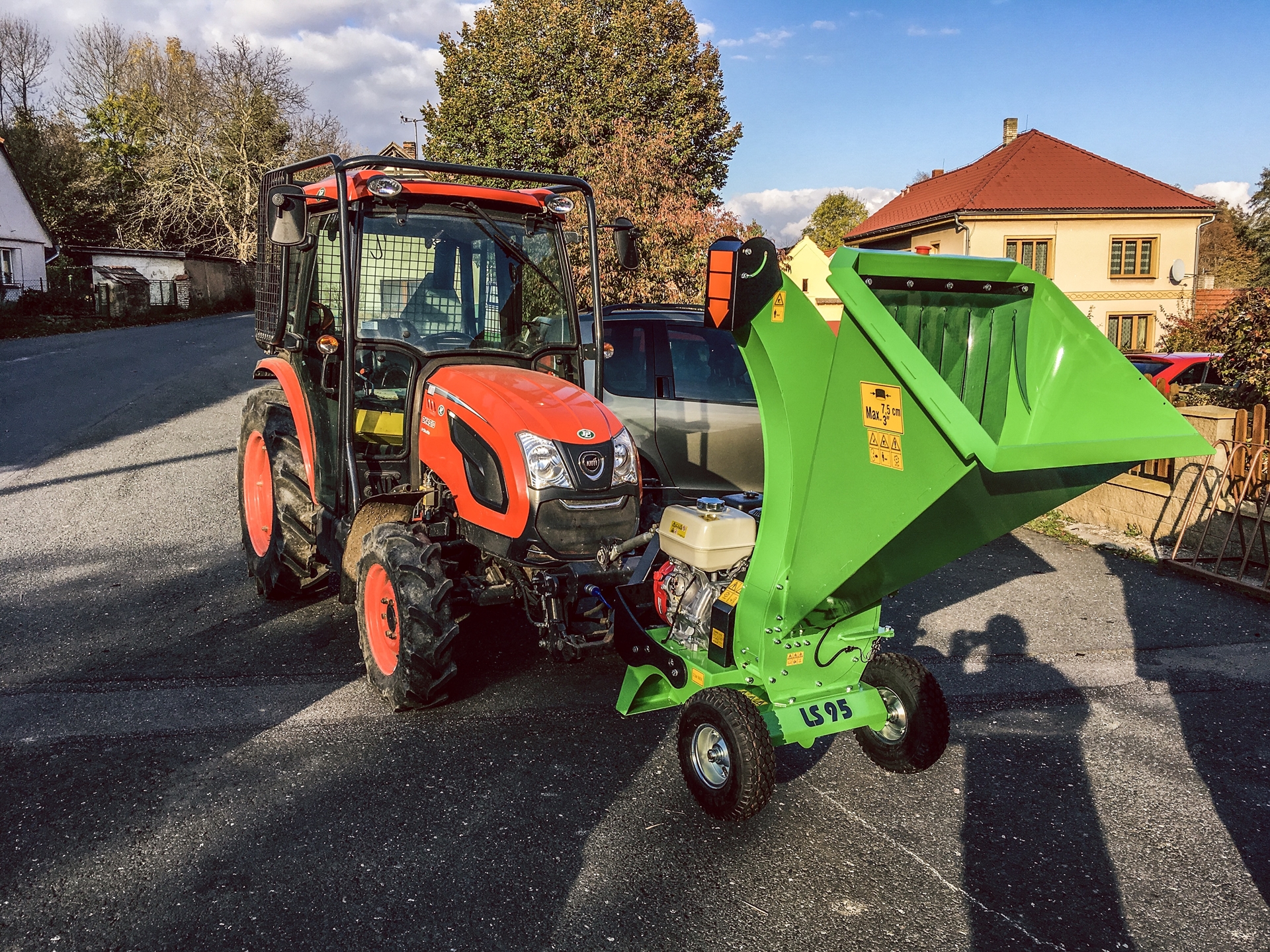 Traktor-Kioti-DK4510-se-stepkovacem-Laski2.JPG