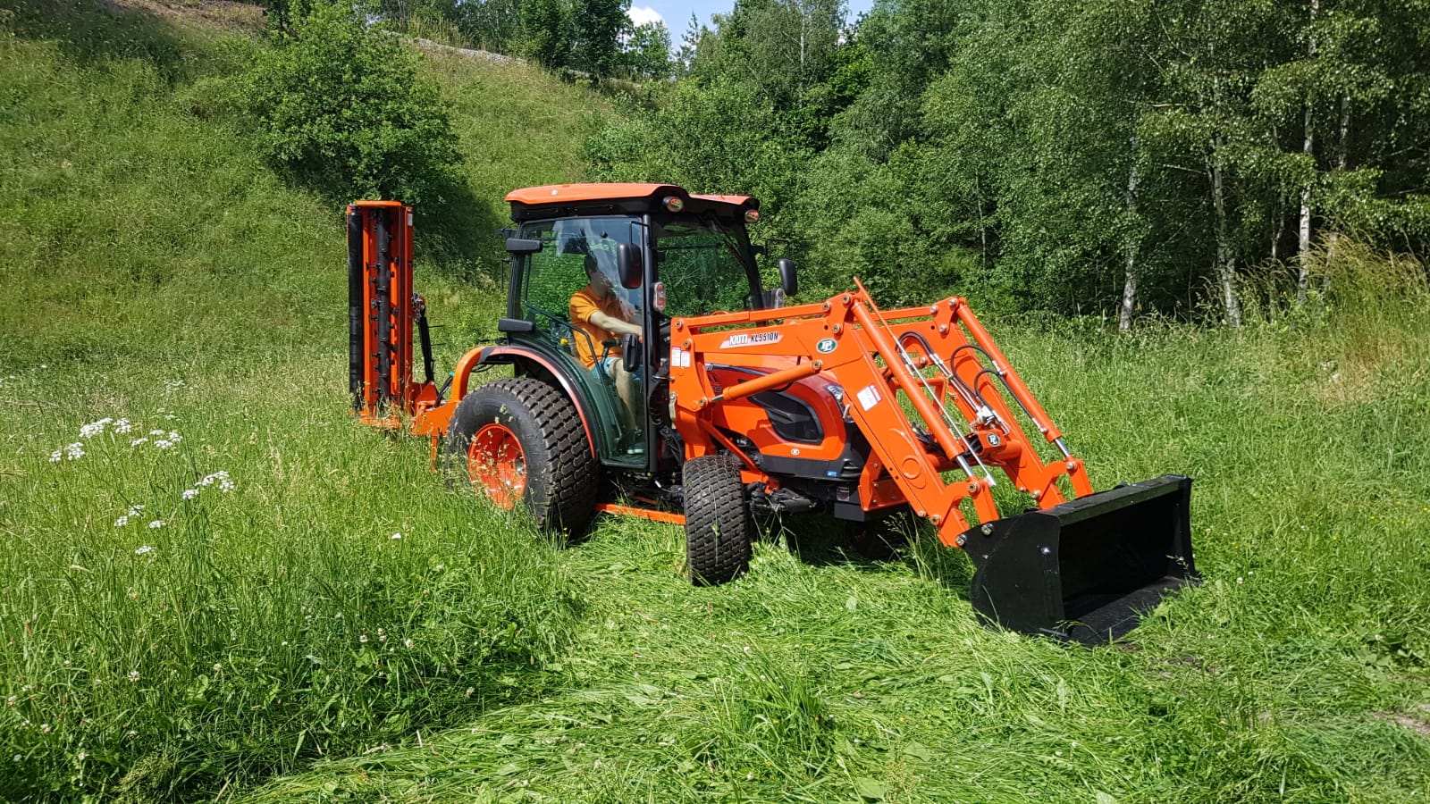 Traktor-Kioti-DK6010-HST-s-mulcovacem-Tierre-Mini-TCL-160.jpeg