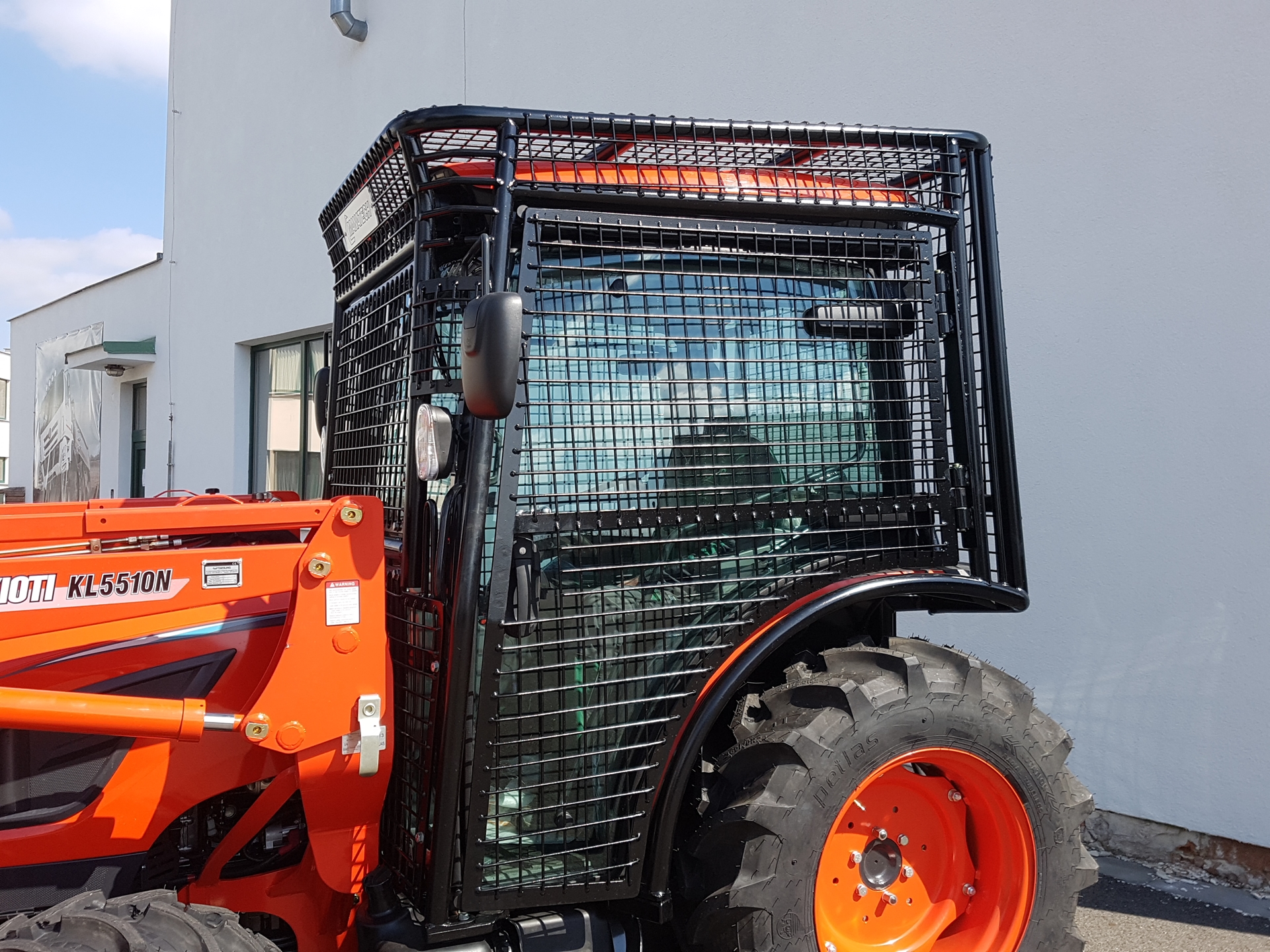 Kioti-Traktor-ISO-8083-8084-FOPS-OPS-dotace.jpg