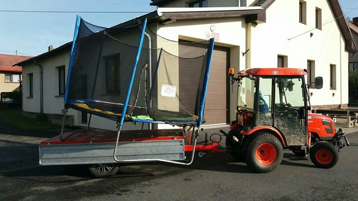 Traktor-Kioti-CK3310HST-Obec-Mala-Losenice-s-trampolinou.jpg