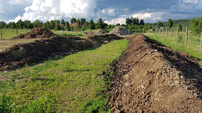 Kioti-Rudikov-prekopavac-kompostu2.jpg