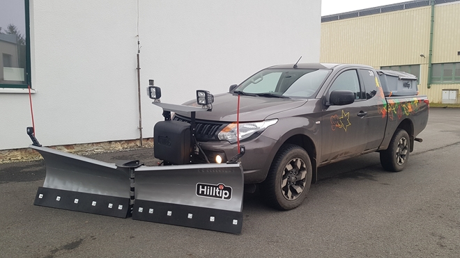 Mitsubishi-L200CC-s-Hilltip-pluhem-a-rozmetadlem.jpg