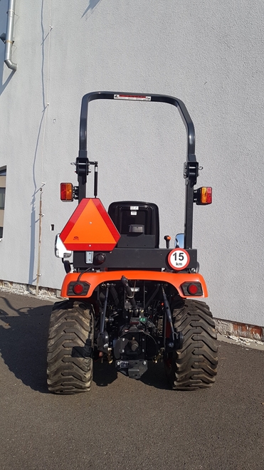 Traktor-Kioti-CS2220-na-prumyslovych-kolech.jpg