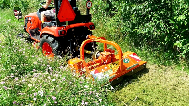 Traktor-Kioti-CS2220U-s-mulcovacem-Tierre-Furia.jpg
