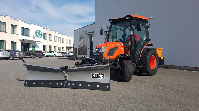 Traktor-Kioti-DK6020-CH-s-radlici-Hilltip-a-rozmetadlem-Eco-Tech.jpg