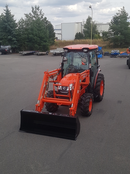 Traktor-Kioti-DK6020-s-celnim-nakladacem1.jpg